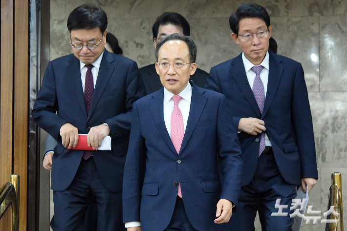 국민의힘 추경호 원내대표가 26일 서울 여의도 국회에서 열린 원내대책회의에 참석하고 있다. 윤창원 기자