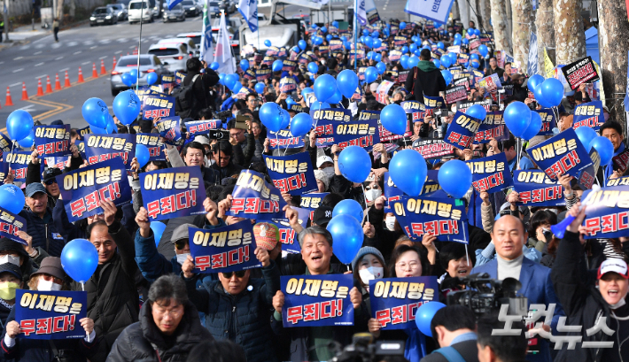 위증교사 혐의로 재판에 넘겨진 더불어민주당 이재명 대표가 1심 선고 공판에서 무죄를 선고 받은 가운데 25일 오후 서울 서초구 서울중앙지검 앞에서 지지자들이 환호하고 있다. 류영주 기자