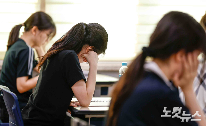 우리 국민 1인당 적자 폭이 가장 높은 연령대는 사교육비 지출이 높은 17세 때로 분석됐다. 사진공동취재단