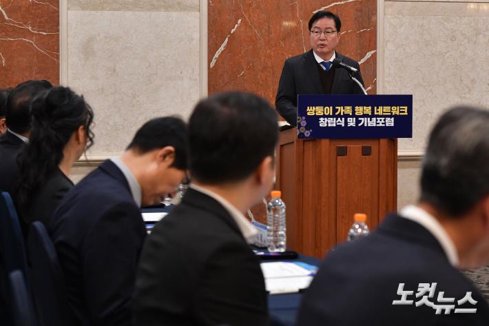 국회 저출생·축소사회 대응 포럼 축사하는 장종태 의원