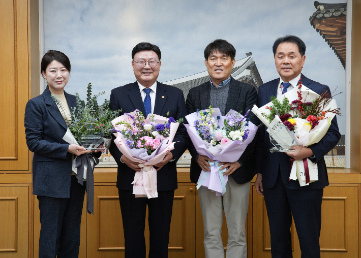 왼쪽부터 전북특별자치도의회 서난이 의원, 문승우 의장, 도의회 기자단 김민수 간사, 이병철 의원. 전북특별자치도의회 제공