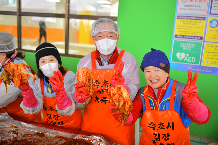 2024 속초시 김장 대축제에 참여한 이변선 속초시장. 속초시 제공