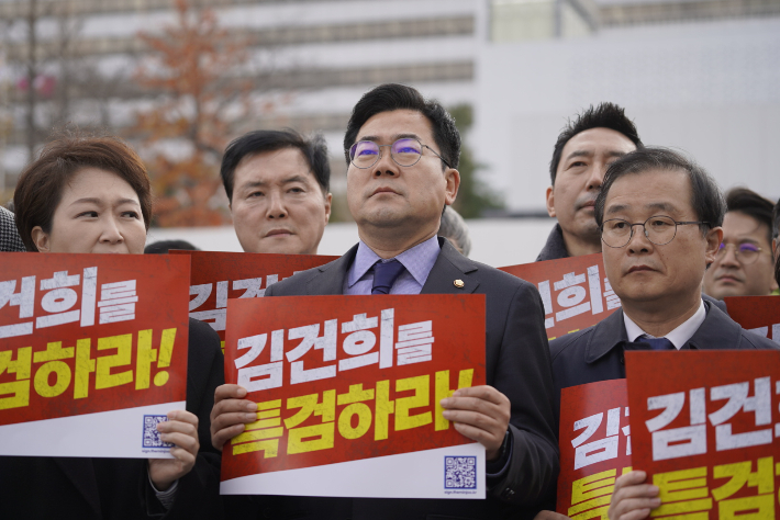 더불어민주당 박찬대 원내대표 등 민주당 의원들이 26일 서울 용산 대통령실 앞에서 김건희 여사 특검법 거부권 규탄 긴급 기자회견을 하고 있다. 박찬대 원내대표실 제공