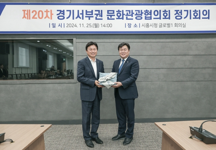 왼쪽부터 조용익 부천시장과 임병택 시흥시장. 부천시 제공