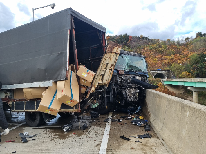 화물차 6중 추돌사고 현장. 경주소방서 제공