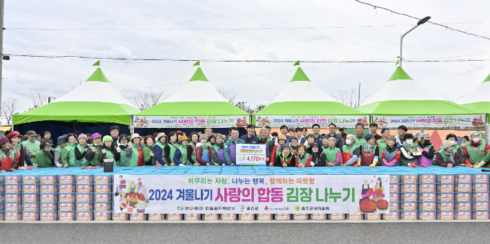 손병복 울진군수와 이세용 한울본부장을 비롯한 사랑의 김장나누기 행사 참가자들이 기념사진을 촬영하고 있다. 한울본부 제공 