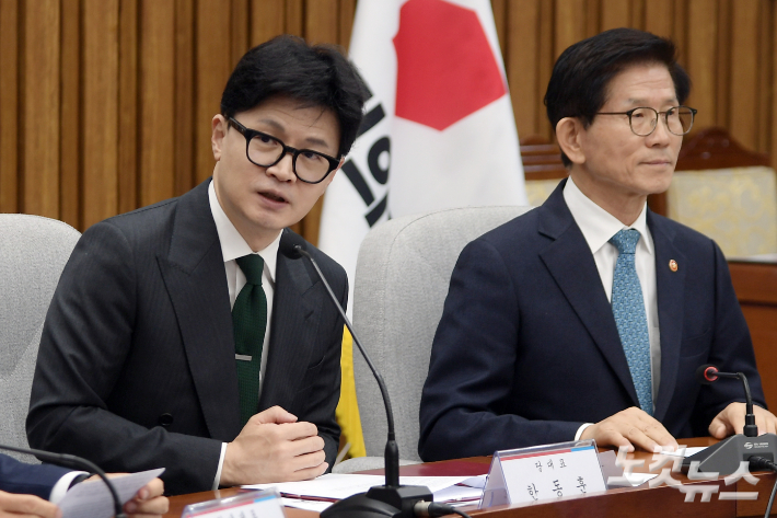 국민의힘 한동훈 대표가 26일 서울 여의도 국회에서 열린 노동약자지원법 입법발의 국민 보고회에서 발언을 하고 있다. 윤창원 기자