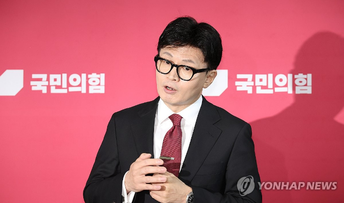 (서울=연합뉴스) 김주형 기자 = 국민의힘 한동훈 대표가 25일 오전 국회에서 열린 최고위원회의를 마친 뒤 나와 취재진의 질문에 답변하고 있다. 2024.11.25 kjhpress@yna.co.kr 연합뉴스