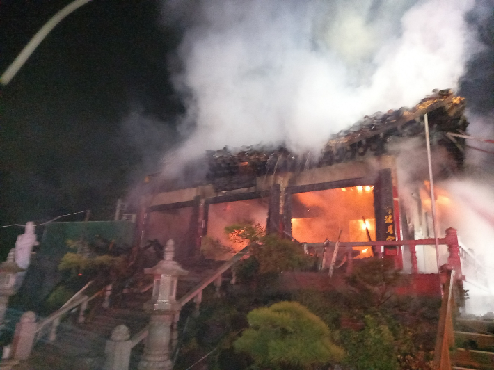 27일 부산 기장군에 있는 사찰 법당에서 불이 난 모습. 부산소방재난본부 제공 