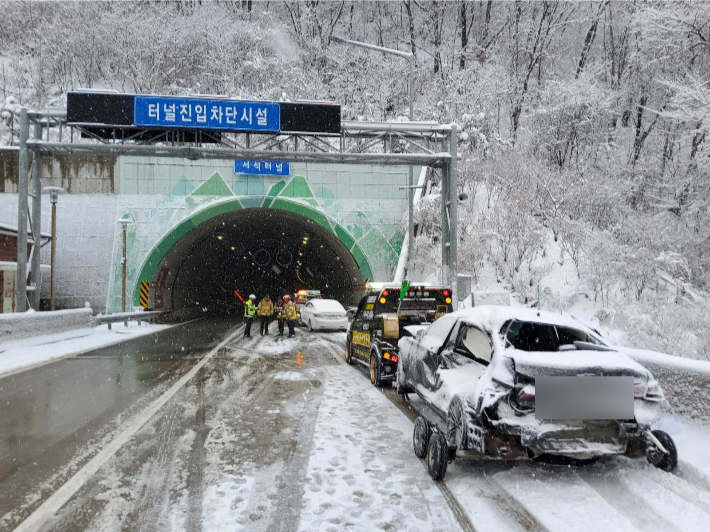 27일 오전 홍천에서 발생한 눈길 교통사고 현장. 강원소방본부 제공