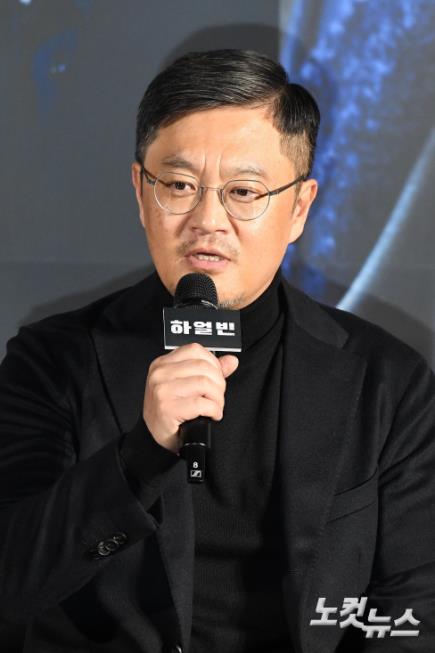 인사말하는 우민호 감독