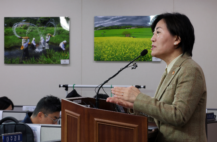 송미령 농림축산식품부 장관이 25일 오전 정부세종청사 농식품부 기자실에서 양곡관리법 개정안 등 네 개 법안이 지난 21일 야당 단독으로 국회 농림축산식품해양수산위원회를 통과한 데 대해 "집행이 불가능하고, 농업의 미래를 없게 하는 법"이라고 반대 입장을 밝히고 있다. 연합뉴스