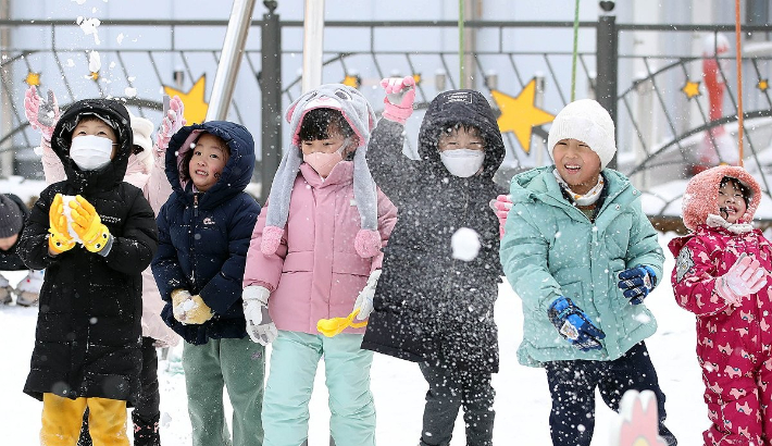 27일 통계청이 발표한 '9월 인구동향'에 따르면 전국 출생아 수가 전년 동기 대비 10.1% 증가율을 보인 가운데 어린이들이 눈 놀이를 하며 즐거워하고 있다. 광주 북구 제공