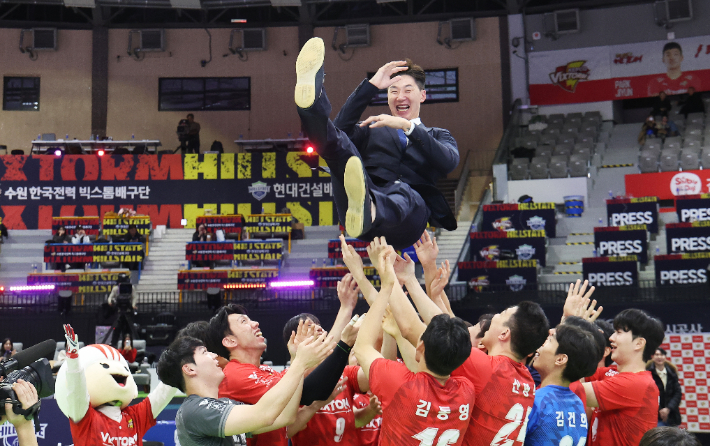 한국 남자 프로배구의 '전설'로 통하는 '왼손 거포' 박철우가 26일 경기도 수원실내체육관에서 열린 자신의 은퇴식에서 헹가래를 받고 있다. 연합뉴스