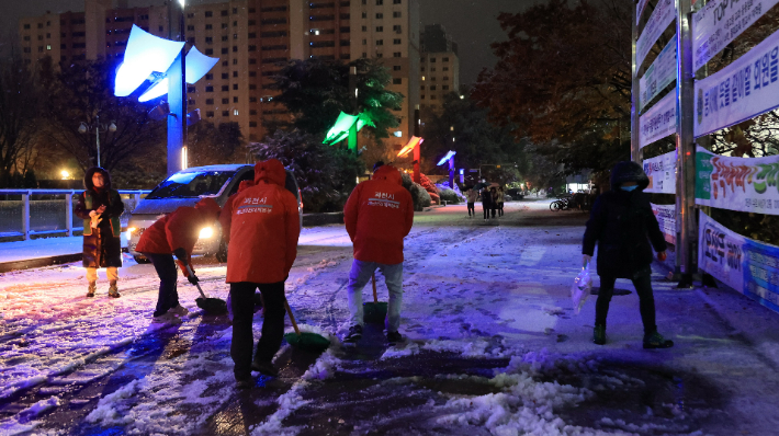 "일사불란 행정력"…과천시, '비상 체제'로 폭설 대응 총력