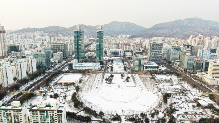 안양시청 및 평촌중앙공원 설경. 안양시 제공