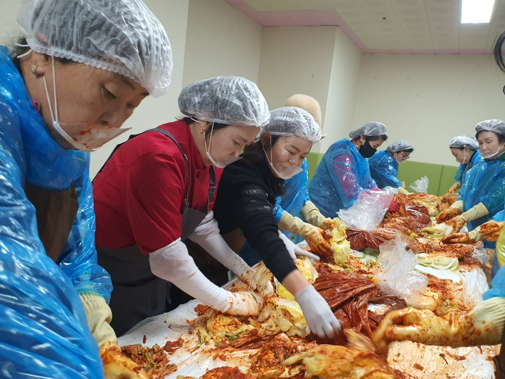 창원시장 배우자이자 창원시여성단체협의회 서희정 명예회장(사진 왼쪽에서 두번째)과 창원시여성단체협의회 김미양 회장(왼쪽에서 세번째). 창원시 제공