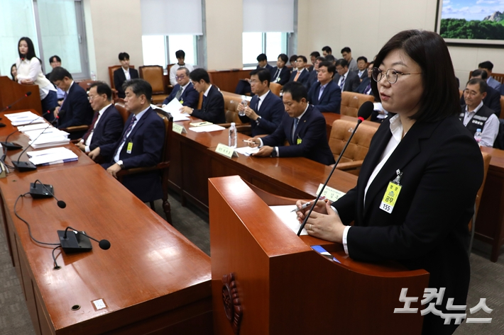 김주영 어도어 대표(오른쪽)가 지난달 15일 국회 문체위 국감에 출석해 발언하는 모습. 황진환 기자