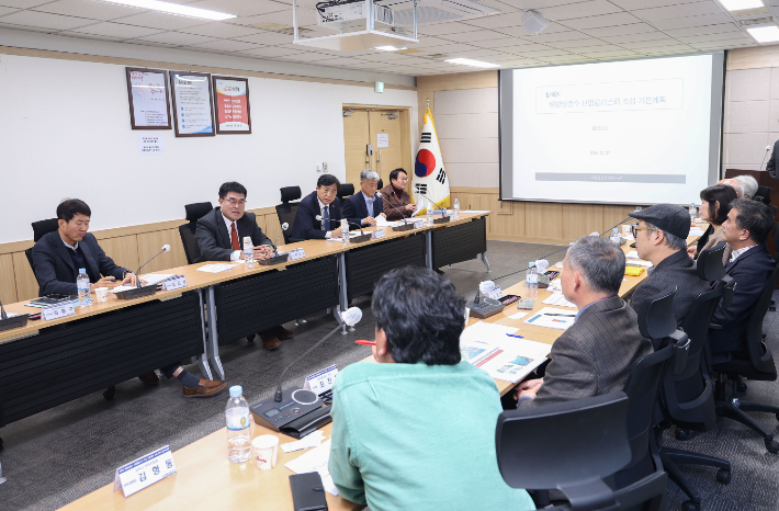 삼척시는 27일 '해양심층수 산업클러스터 조성 기본계획 수립 용역'의 중간보고회를 개최했다. 삼척시 제공