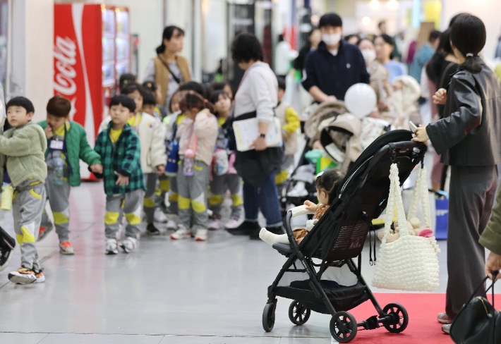 14일 서울 강남구 코엑스에서 열린 '서울국제유아교육전&키즈페어'에서 어린이들이 전시를 둘러보고 있다. 연합뉴스