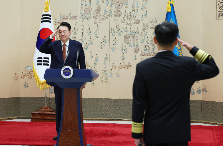 윤석열 대통령이 27일 서울 용산 대통령실 청사에서 열린 중장 진급·보직 신고 및 삼정검 수치 수여식에서 중장 진급자들로부터 거수 경례를 받고 있다. 연합뉴스