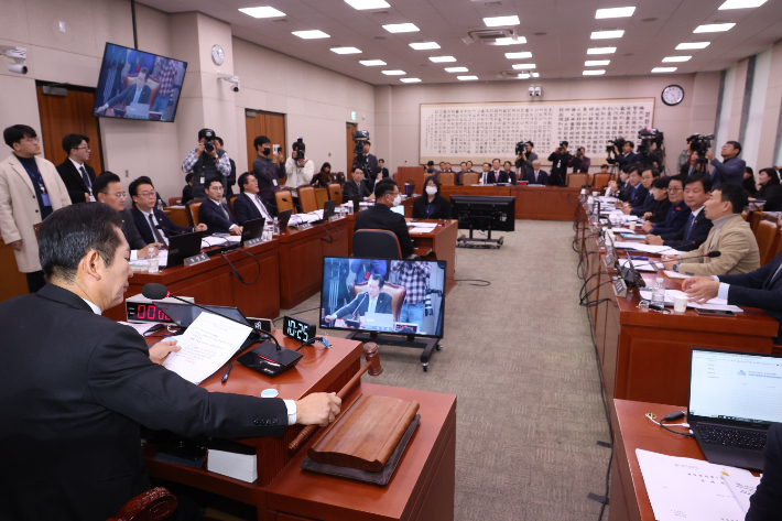 27일 서울 여의도 국회에서 열린 법제사법위원회 전체회의에서 정청래 위원장이 의사봉을 두드리고 있다. 연합뉴스