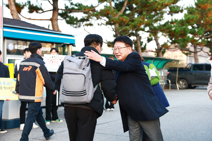 손병복 울진군수가 2025학년도 대학수학능력시험을 치르는 수험생을 격려하고 있다. 울진군 제공