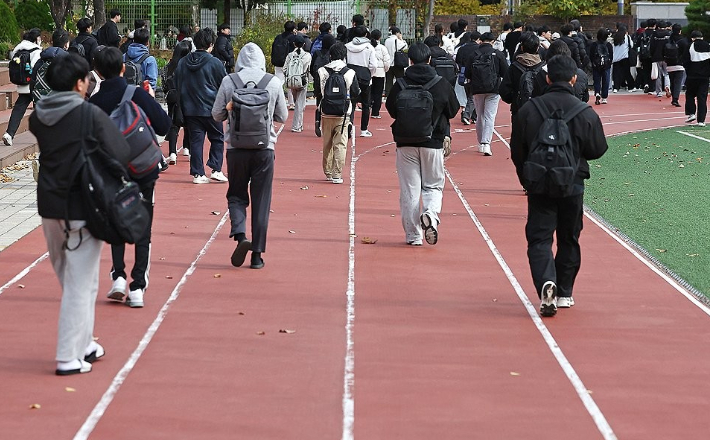 17일 2025학년도 가톨릭대학교 의예과 수시 논술고사가 열린 서울 서초구 서운중학교에서 시험을 마친 수험생들이 교문을 나서고 있다. 연합뉴스