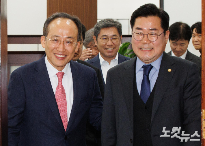 국민의힘 추경호 원내대표, 더불어민주당 박찬대 원내대표가 26일 오후 서울 여의도 국회에서 우원식 국회의장 주재로 열린 양당 원내대표 회동에 참석하고 있다. 윤창원 기자