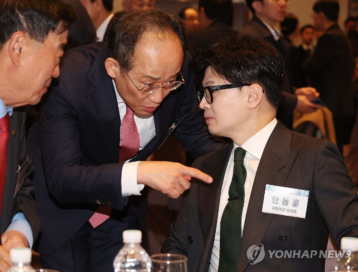 (서울=연합뉴스) 국민의힘 한동훈 대표와 추경호 원내대표가 26일 서울 중구 앰배서더 서울 풀만 호텔에서 열린 제8회 MBN 보고대회 '1인 1로봇 시대가 온다'에 참석해 대화하고 있다. 2024.11.26 [국회사진기자단] photo@yna.co.kr 연합뉴스