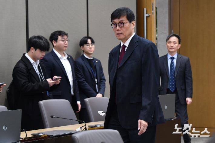 금통위 참석하는 이창용 한은 총재