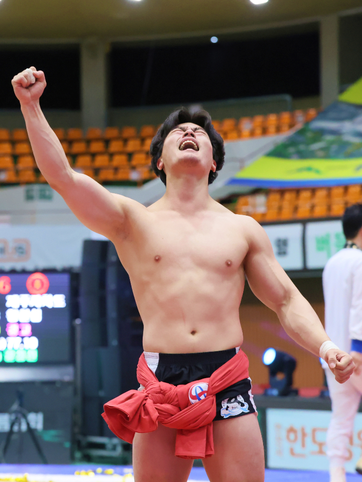 27일 전남 영암군 영암실내체육관에서 열린 위더스제약 2024 천하장사 씨름대축제에서 소백장사에 등극한 제주특별자치도청의 황찬섭이 포효하고 있다. 대한씨름협회