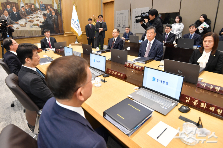 이창용 한국은행 총재가 28일 오전 서울 중구 한국은행에서 금융통화위원회를 주재하고 있다. 류영주 기자