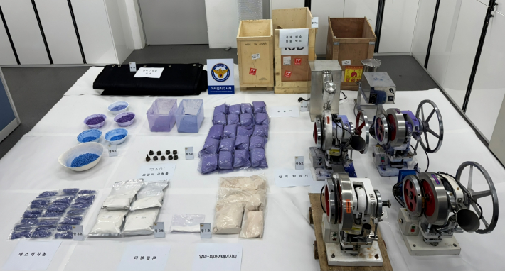 신종 합성 마약 '메스캐치논' 알약을 대량으로 제조해 유통한 일당이 경찰에 붙잡혔다. 사진은 압수한 마약 원재료와 타정기 등 제조 장비. 부산경찰청 제공