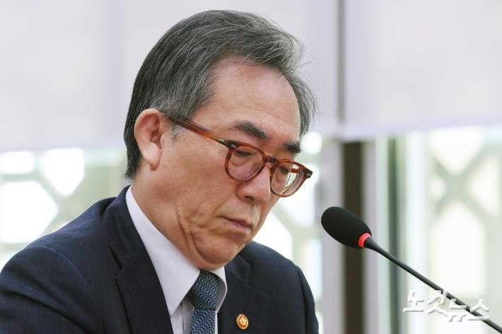 굳은 표정의 조태열 외교부 장관