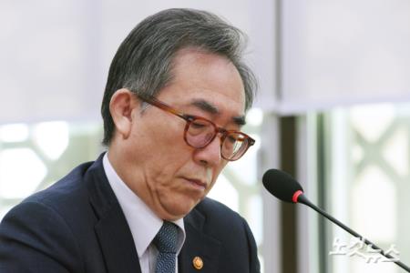 굳은 표정의 조태열 외교부 장관