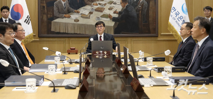 이창용 한국은행 총재가 28일 서울 중구 한국은행에서 열린 금융통화위원회 통화정책방향 회의를 주재하고 있다. 류영주 기자