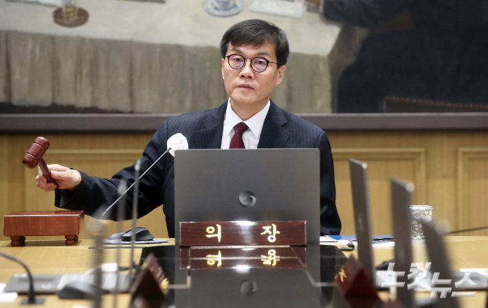 이창용 한국은행 총재가 28일 서울 중구 한국은행에서 열린 금융통화위원회를 주재하며 의사봉을 두드리고 있다. 류영주 기자