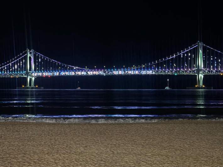 광안대교에 시민들이 접수한 '희망톡' 메시지가 표출된다. 부산시설공단 제공