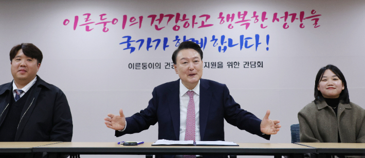 윤석열 대통령이 28일 서울성모병원에서 열린 '이른둥이의 건강한 성장 지원을 위한 간담회'에 참석해 발언하고 있다. 연합뉴스