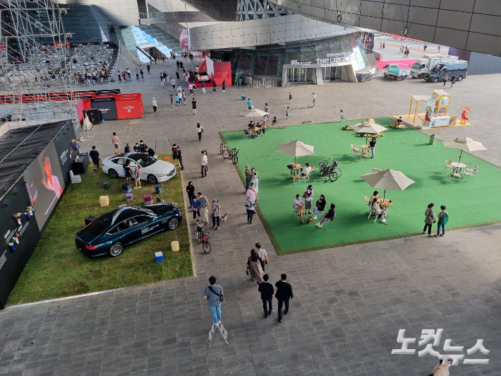 10일 휴일을 맞아 BIFF가 개최 중인 부산 영화의전당에 나들이 나온 시민들. 박진홍 기자