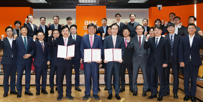 우리 경남 살리기 프로젝트 업무 협약식에 참석한 KBS창원방송 박상범 총국장, 경남상공회의소협의회 최재호 회장, BNK경남은행 예경탁 은행장(사진 왼쪽부터). BNK경남은행 제공