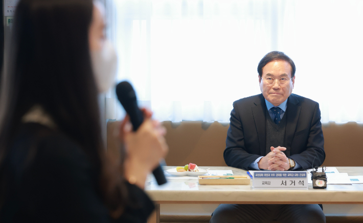 서거석 전북교육감이 28일 교권침해 피해교원과 간담회에서 한 교사의 발언을 듣고 있다. 전북교육청 제공