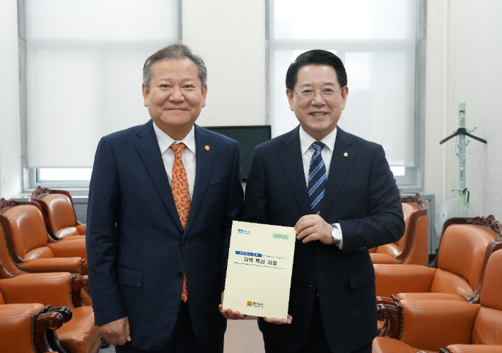 김영록 전남지사(오른쪽)는 28일 이상민 행정안전부 장관을 만나 전남특별자치도법 제정 등 전남 현안을 건의했다. 전라남도 제공 