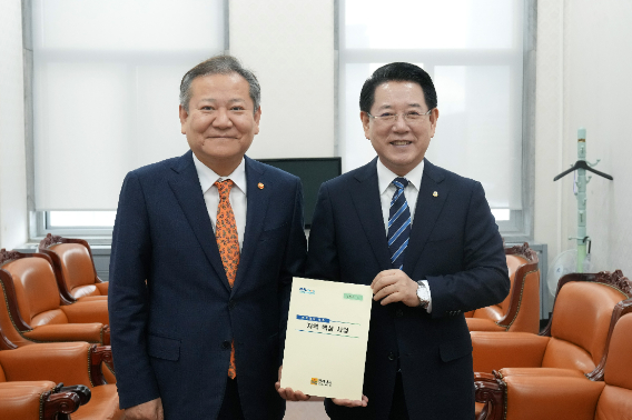 김영록 전라남도지사 28일 이상민 행정안전부 장관을 만나 지역 핵심 현안 관련 국고 확보 등을 건의했다. 전남도 제공