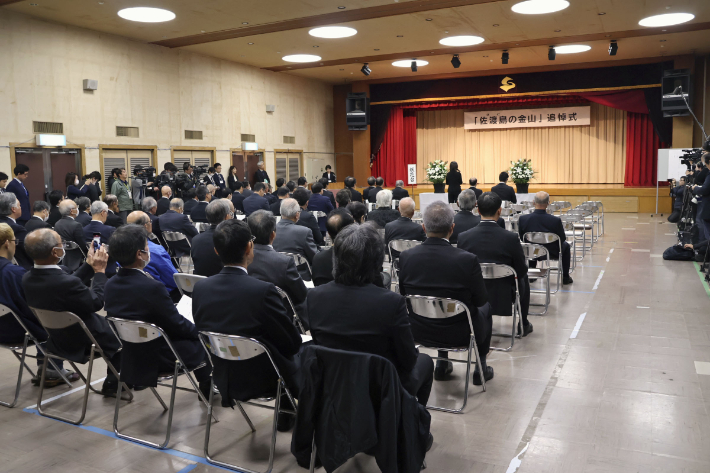 지난 24일 일본 니가타현 사도섬 서쪽에 있는 사도시 아이카와개발종합센터에서 열린 '사도광산 추모식'에서 한국 정부 대표자와 관계자들의 자리가 비어있다. 연합뉴스