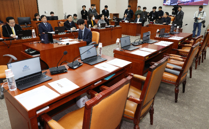 28일 오전 국회에서 열린 교육위원회 전체회의에서 AI 디지털교과서를 '교과용 도서'가 아닌 '교육자료'로 규정하는 법안처리에 반대하는 국민의힘 위원들 자리가 비어있다. 연합뉴스