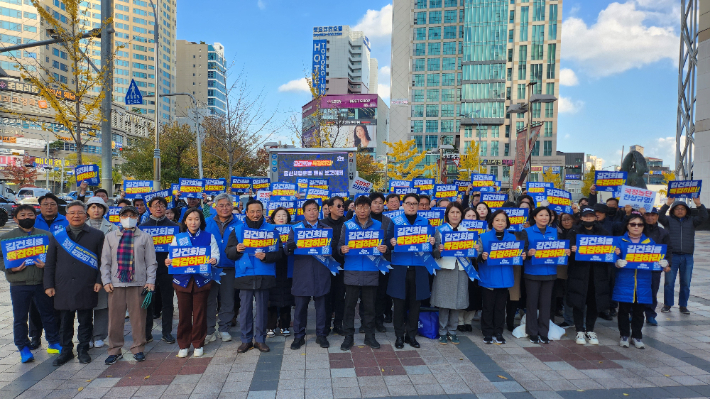 더불어민주당 울산시당은 28일 남구 삼산동 롯데백화점 앞 광장에서 '김건희 특검 촉구 울산서명운동 및 민심보고대회'를 열었다. 민주당 울산시당 제공