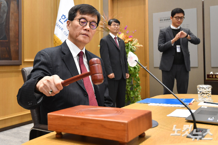 이창용 한국은행 총재가 28일 오전 서울 중구 한국은행에서 열린 금융통화위원회에서 의사봉을 두드리고 있다. 류영주 기자