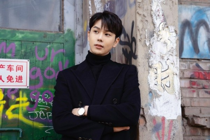 중국 현지에서 포즈를 취한 신인 배우 이성우. 극단 로얄씨어터 제공